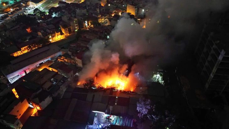 Cháy lớn ở Hà Nội, phải dỡ mái tôn đoạn giữa ga Giáp Bát với khu dân cư để ngăn cháy lan